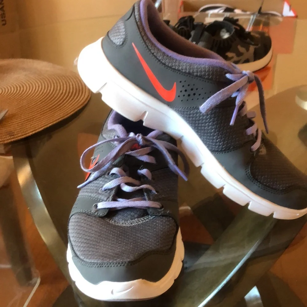 Nikes - Picture 2 of 5